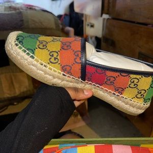 I’m selling my gucci shoes only wore once still looks brand new .